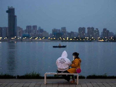 Một cặp đôi ngồi bên bờ sông ở Vũ Hán. Cuộc sống ở Vũ Hán đang dần trở lại bình thường sau đợt bùng phát dịch Covid-19. Ảnh: Xinhua.