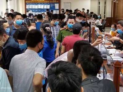 Hàng trăm người chờ hoàn thiện hồ sơ tại trụ sở quận Hải An. Ảnh: Giang Chinh.