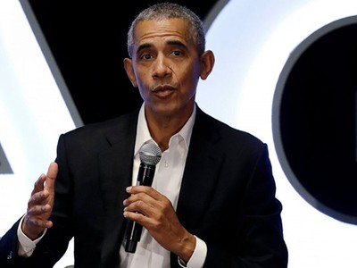 Cựu tổng thống Mỹ Barack Obama phát biểu tại một sự kiện ở Chicago, Mỹ hôm 15/2. Ảnh: AP.
