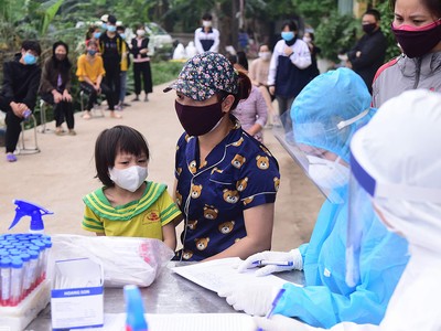 Người dân thôn Hạ Lôi xếp hàng chờ lấy mẫu xét nghiệm. Ảnh: Giang Huy. 