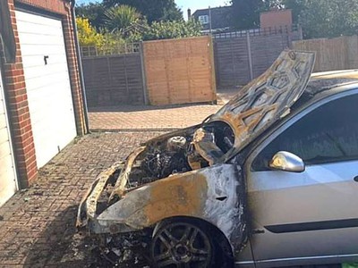 Chiếc Ford Focus hư hỏng nặng, đặc biệt phần đầu xe, sau vụ cháy trong đêm. Ảnh: KentOnline