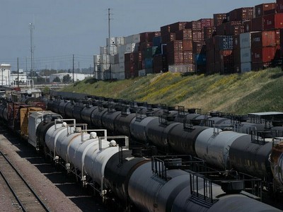 Các bồn chứa dầu bên ngoài một công ty ở Wilmington (California) hôm 21/4. Ảnh: Bloomberg.