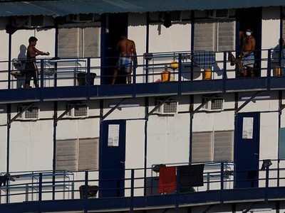 Những người lao động nhập cư trong khu ký túc xá tại một công trường ở Singapore hôm 20/4. Ảnh: Reuters.