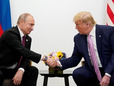 Tổng thống Nga Vladimir Putin và Tổng thống Mỹ Donald Trump tại Osaka, Nhật Bản, ngày 28/6/2019. Ảnh: Reuters.