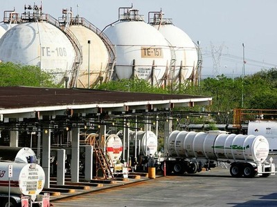 Bên ngoài nhà máy lọc dầu của Pemex ở Monterrey (Mexico). Ảnh: Reuters.