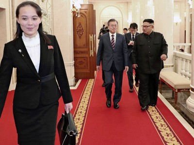 Bà Kim Yo Jong luôn sát cánh cùng anh trai Kim Jong Un trong các sự kiện quốc tế. Ảnh: AP.