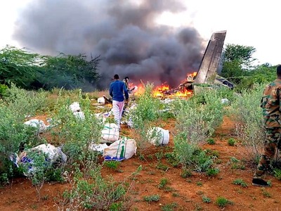 Hiện trường vụ rơi máy bay ở Bardale, Somalia hôm 4/5. Chiếc máy bay chở hàng tư nhân thuộc hãng hàng không African Express Airways đang chở hàng cứu trợ cho đại dịch Covid-19. Ảnh: Reuters.