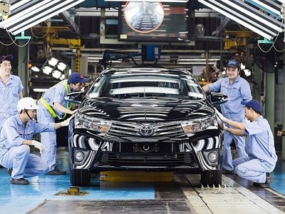 Ô tô sản xuất hoặc lắp ráp trong nước được giảm 50% lệ phí trước bạ.