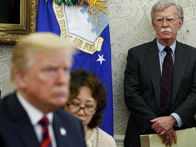 Tổng thống Mỹ Trump (trái) và cựu cố vấn an ninh quốc gia Bolton ở Nhà Trắng, thủ đô Washington, tháng 9/2019. Ảnh: AP.