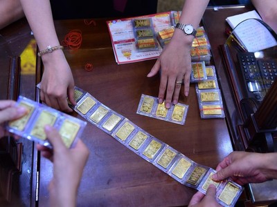 Giá vàng hôm nay ngày 25/8: Giá vàng trong nước giảm hơn 300.000 đồng/lượng