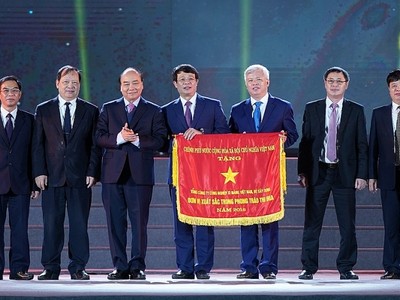 Thủ tướng Nguyễn Xuân Phúc tặng cờ thi đua.