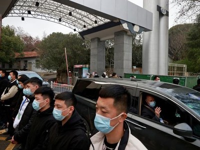 Xe chở các chuyên gi.a WHO trong cuộc điều tra tại Vũ Hán, Trung Quốc (Ảnh: Reuters)