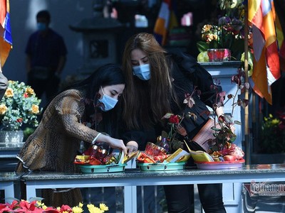 Chùa Hà đông nghẹt người trẻ đến cầu duyên ngày Valentine