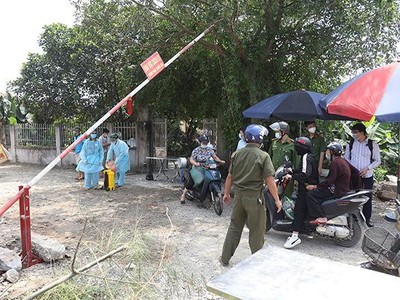 Người dân khi quay trở lại Hà Nội sau kỳ nghỉ lễ 30/4 bắt buộc phải khai báo y tế.