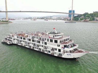 Du thuyền Ambassador cùng 122 hành khách, 60 nhân viên đã được cách ly trên vịnh Hạ Long.