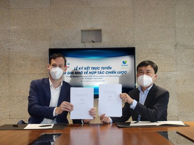 Đại diện De Heus - ông Gabor Fluit, Tổng giám đốc De Heus Châu Á và đại diện Masan MEATLife - ông Phạm Trung Lâm, Tổng giám đốc Masan MEATLife hoàn tất ký kết MOU.