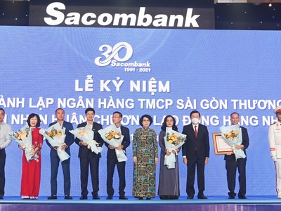 Sacombank đón nhận Huân chương Lao động hạng nhì vào dịp kỷ niệm 30 năm thành lập