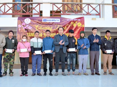 Đại diện Báo Điện Biên Phủ, Báo Đầu tư và Đảng bộ, chính quyền xã Phình Giàng trao quà tết cho người dân địa phương.