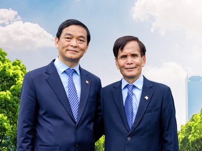 Ông Nguyễn Công Phú (bên phải) cùng Chủ tịch Lê Viết Hải. Ảnh: Internet.