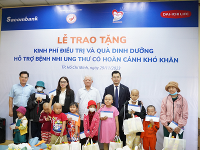 Lễ trao tặng kinh phí điều trị và quà dinh dưỡng hỗ trợ bệnh nhi ung thư có hoàn cảnh khó khăn tại TP.HCM.