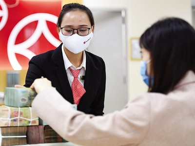 Doanh thu từ bảo hiểm của ngân hàng giảm mạnh trong năm qua do những lùm xùm liên quan bancassurance. Ảnh: Đ.T.