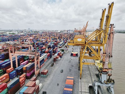 Sản xuất hồi phục, nên xuất nhập khẩu cũng tích cực hơn. Trong ảnh: Hàng hóa xuất nhập khẩu đang được luân chuyển qua cảng Hải Phòng