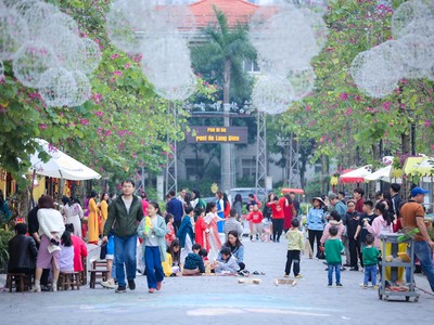Phố đi bộ Pont de Long Bien hút khách du xuân
