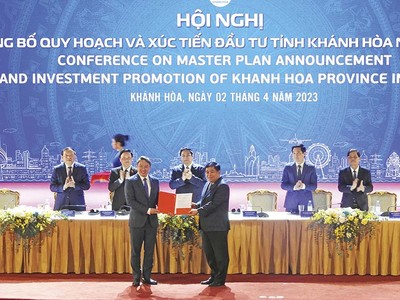 Bộ trưởng Bộ Kế hoạch và Đầu tư Nguyễn Chí Dũng (bên phải) trao Quyết định phê duyệt Quy hoạch tỉnh Khánh Hòa thời kỳ 2021 - 2030, tầm nhìn đến 2050 cho ông Nguyễn Hải Ninh, Bí thư Tỉnh ủy Khánh Hòa dưới sự chứng kiến của Thủ tướng Chính phủ Phạm Minh Chính Ảnh: Nhiệt Băng