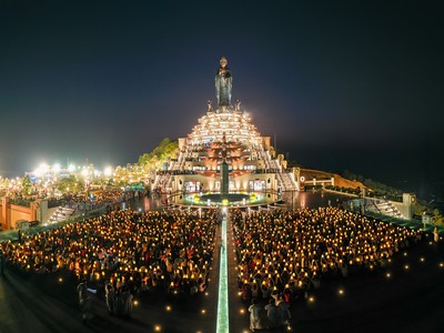 Người dân Nam Bộ đổ về núi Bà Đen, Tây Ninh du xuân, dâng đăng cầu may mắn đầu năm