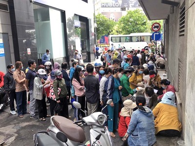 Hàng trăm trái chủ đến làm việc với SCB vì mua trái phiếu hệ sinh thái Vạn Thịnh Phát từ ngân hàng này.