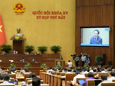 Phó thủ tướng Trần Hồng Hà báo cáo trước khi trả lời chất vấn trực tiếp. Ảnh: Duy Linh.