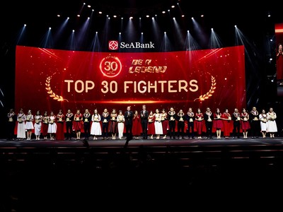 30 cán bộ nhân viên có thành tích kinh doanh xuất sắc nhất được vinh danh tại buổi lễ.