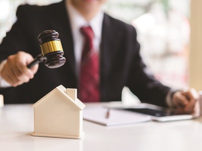 Việc công khai thông tin đấu giá đất chưa được tuân thủ nghiêm.