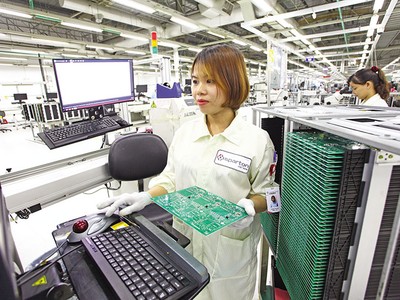 Sản xuất vi mạch của Công ty SPARTON (Mỹ) tại Bình Dương. Ảnh: Lê Toàn.