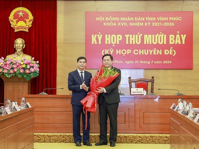 Ông Dương Văn An, Bí thư Tỉnh ủy Vĩnh Phúc tặng hoa chúc mừng ông Trần Duy Đông được bầu giữ chức Chủ tịch UBND tỉnh nhiệm kỳ 2021 - 2026. (Ảnh: Trà Hương/ Báo Vĩnh Phúc).
