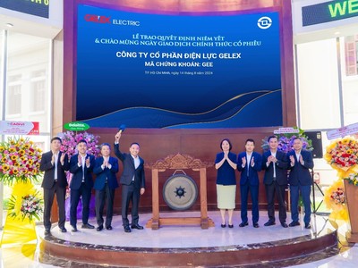 Ban Lãnh đạo GELEX Electric thực hiện nghi thức đánh chiêng chào mừng ngày giao dịch đầu tiên cổ phiếu GEE trên HOSE.