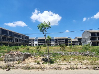 Nhiều dự án nhà phố, biệt thự liền kề ven sông Cổ Cò bị bỏ hoang kéo dài.