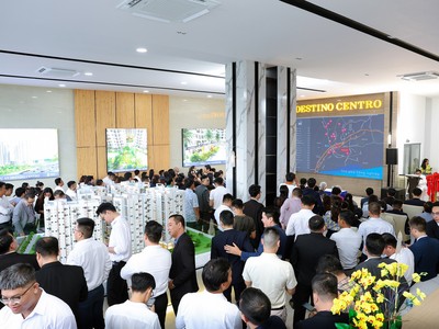 Khách tham quan trong ngày khai trương nhà điều hành dự án Destino Centro. Ảnh: Trọng Tín.