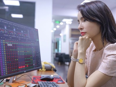 Từ nay đến cuối năm, nhà đầu tư có thể ưu tiên nắm giữ tỷ trọng cổ phiếu cao trong danh mục, nhưng không nên lạm dụng đòn bẩy.