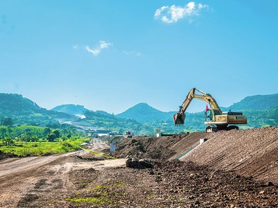 Thi công cao tốc Chí Thạnh - Vân Phong (Phú Yên).