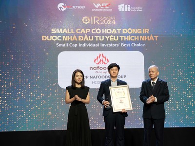 Giám đốc Marketing - Truyền thông Nafoods, ông Nguyễn Mạnh Cường, nhận giải "Small Cap có hoạt động IR được nhà đầu tư yêu thích nhất 2024".