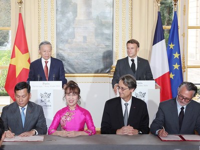 Tiến sỹ Nguyễn Thị Phương Thảo, Chủ tịch HĐQT Vietjet và ông Đinh Việt Phương, Tổng giám đốc Vietjet cùng ông Olivier Andries, Chủ tịch và Tổng Giám đốc Safran và ông Gael Meheust , Chủ tịch và Tổng giám đốc CFM International, ký kết thoả thuận cho hơn 400 động cơ LEAP-1B và dịch vụ động cơ tại Điện Elysée, Paris, trước sự chứng kiến của Tổng Bí thư, Chủ tịch nước Việt Nam Tô Lâm và Tổng thống Pháp Emmanuel Macron.