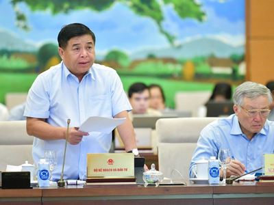 Bộ trưởng Bộ Kế hoạch và Đầu tư Nguyễn Chí Dũng trình bày tờ trình dự án luật.