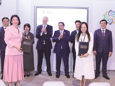 Tập đoàn PAN và Ngân hàng Standard Chartered Việt Nam trao biên bản ghi nhớ tại COP28 trước sự chứng kiến của Thủ tướng Chính phủ.