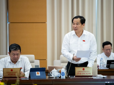 Chủ nhiệm Ủy ban Tài chính - Ngân sách của Quốc Hội, ông Lê Quang Mạnh báo cáo tại phiên họp.