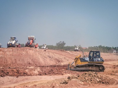 Tổng công ty Thăng Long hoạt động chủ yếu trong lĩnh vực xây dựng công trình đường sắt và đường bộ.