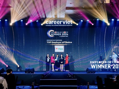 Bà Nguyễn Thanh Hoa – Giám đốc Nhân sự VPBankS – nhận giải thưởng từ Ban tổ chức.