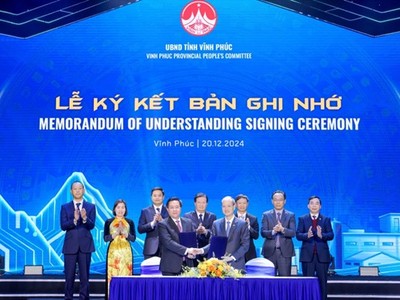 Nghi thức ký kết thỏa thuận hợp tác giữa Tập đoàn FPT và UBND tỉnh Vĩnh Phúc.