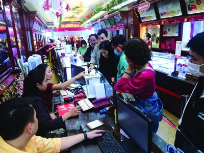 Đầu tư vàng tiềm ẩn nhiều rủi ro do thị trường vàng trong nước chưa liên thông với thế giới.