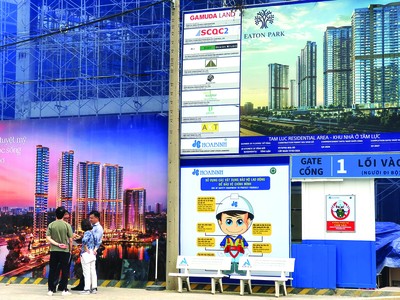 Khách hàng đến tận công trình kiểm tra tiến độ dự án tại TP. Thủ Đức, TP.HCM. Ảnh: Lê Toàn.